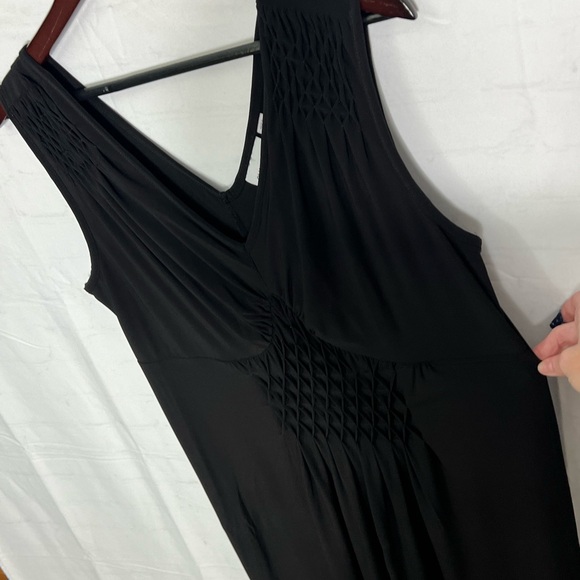 Chic Black Maxi Dress with Flowing Silhouette - Picture 9 of 11